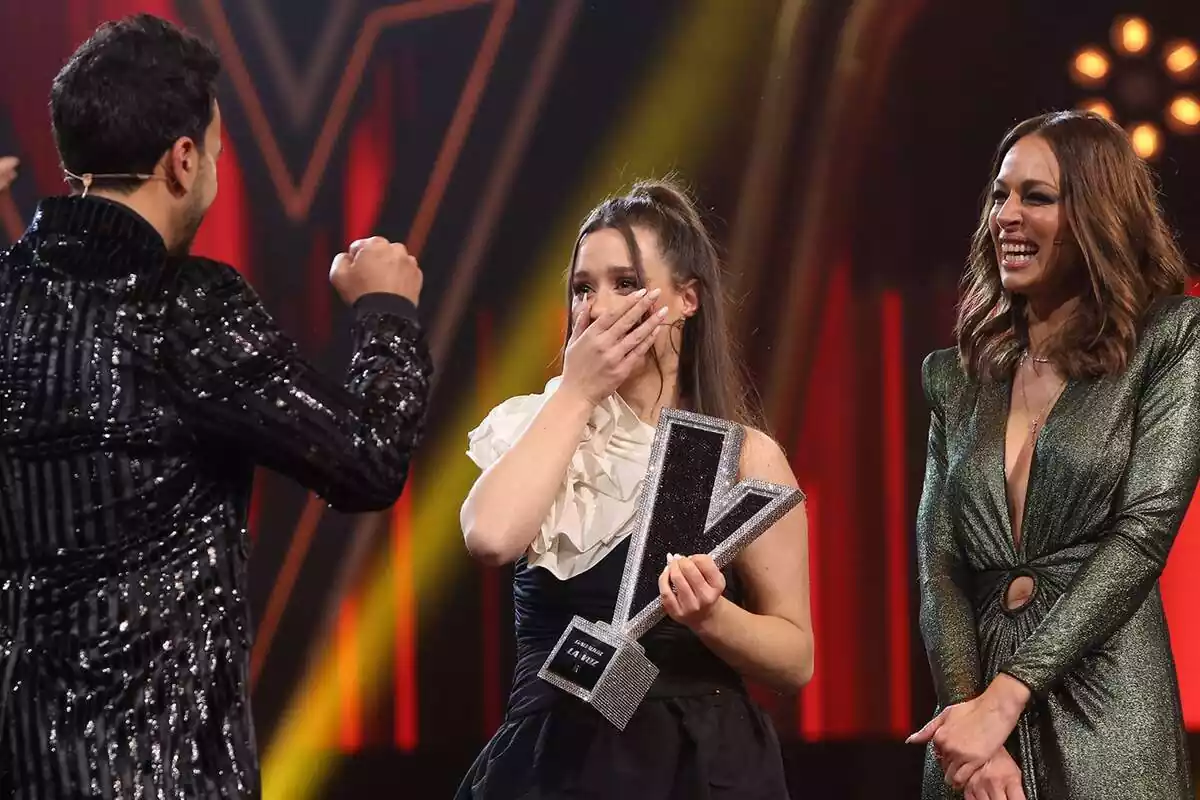 Fotografía de Elsa Tortonda como ganadora de La Voz junto a Eva González Fotografía de Elsa Tortonda como ganadora de La Voz junto a Eva González