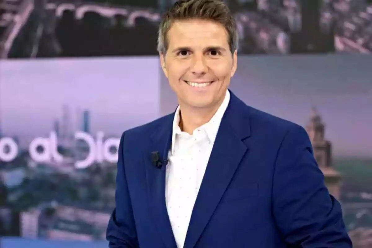 Posado de Fernando Díaz de la Guardia como presentador de Cuatro al día
