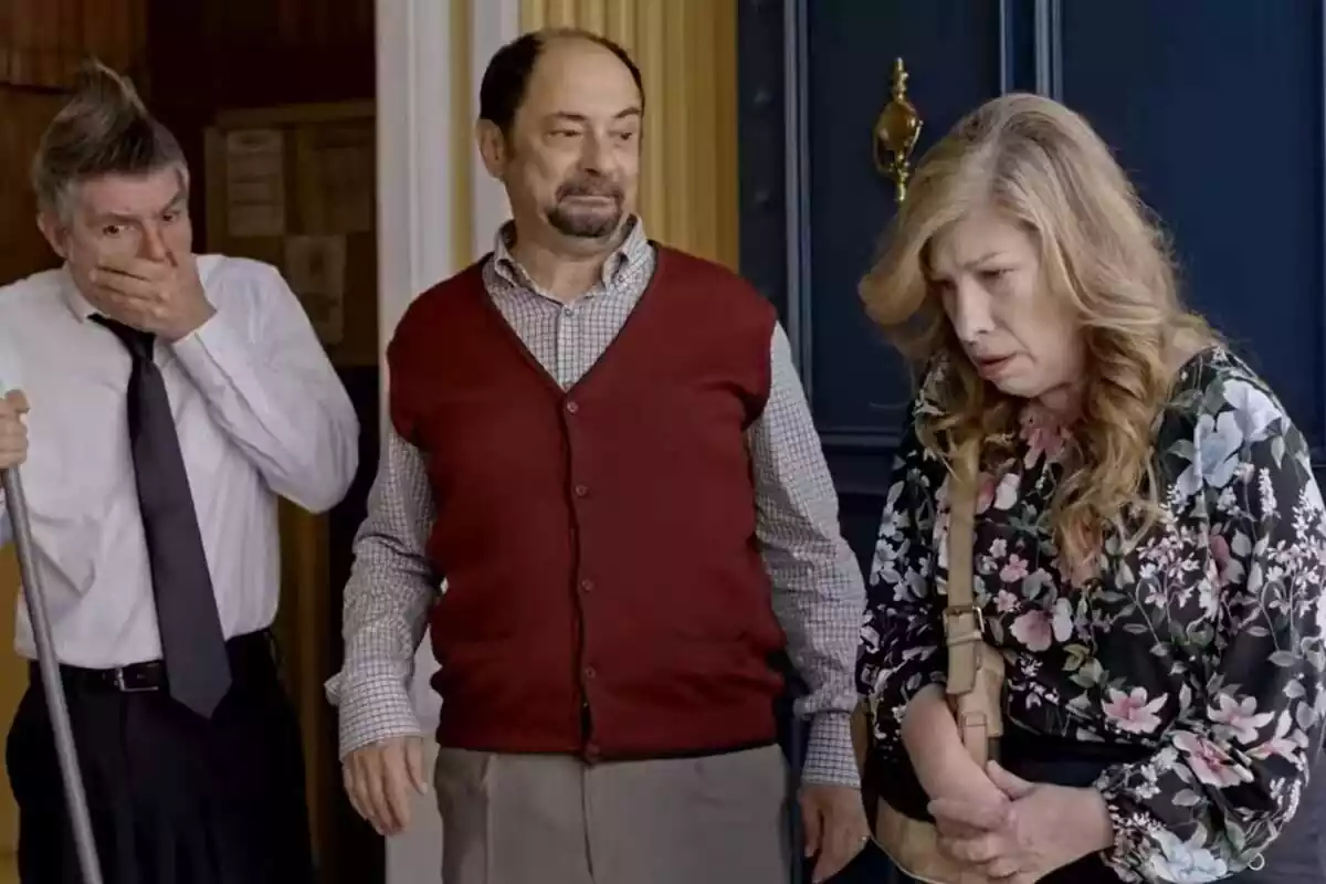 Captura de Jordi Sánchez como Antonio Recio, Nathalie Seseña como Berta y Nacho Guerreros en el final de la temporada 14 de La que se avecina