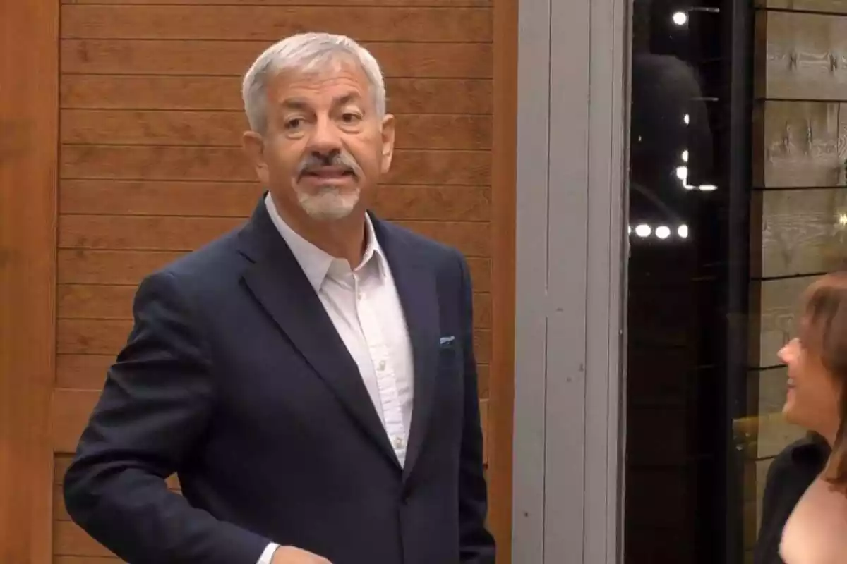 Captura de 'First Dates' con Carlos Sobera en la puerta recibiendo a la cita