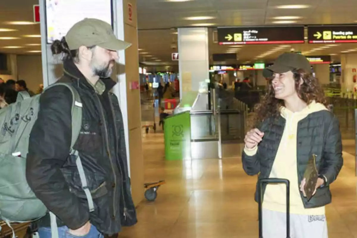 Fotografía de Laura Madrueño despidiéndose de su marido en el aeropuerto antes de ir a Supervivientes