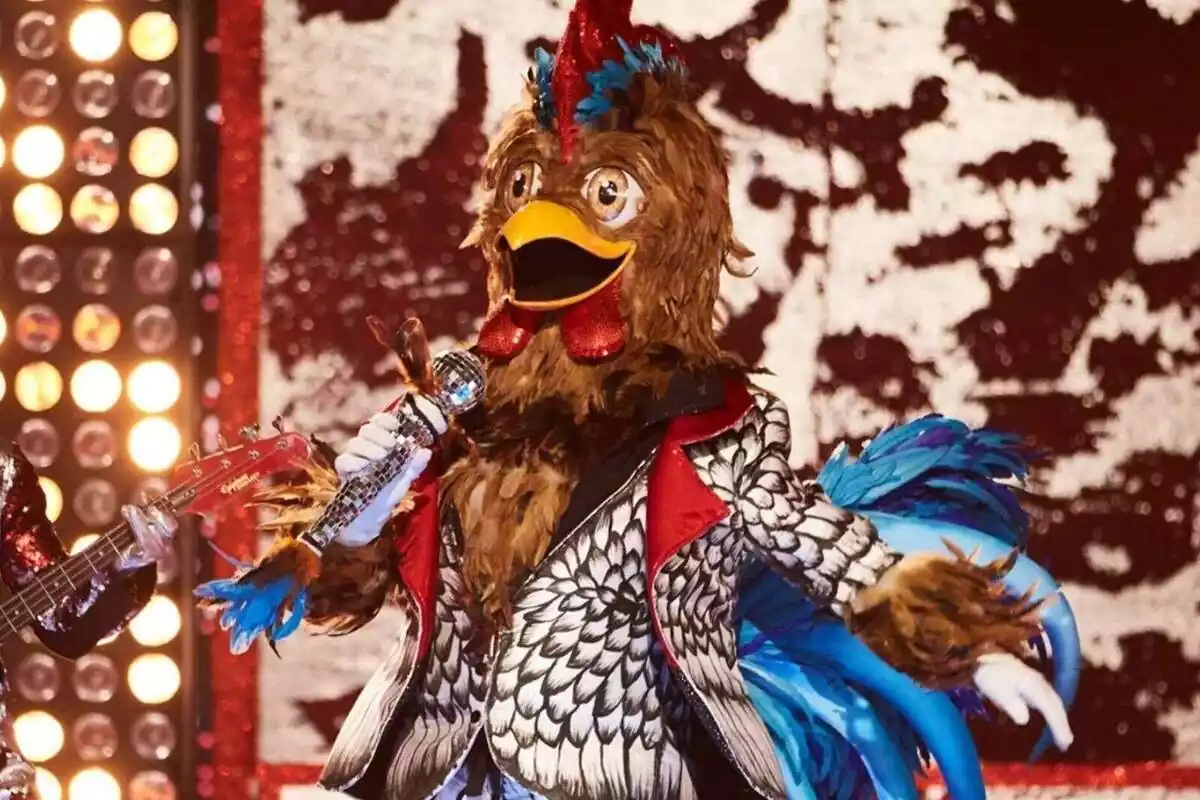Máscara gallo de Mask Singer cantando