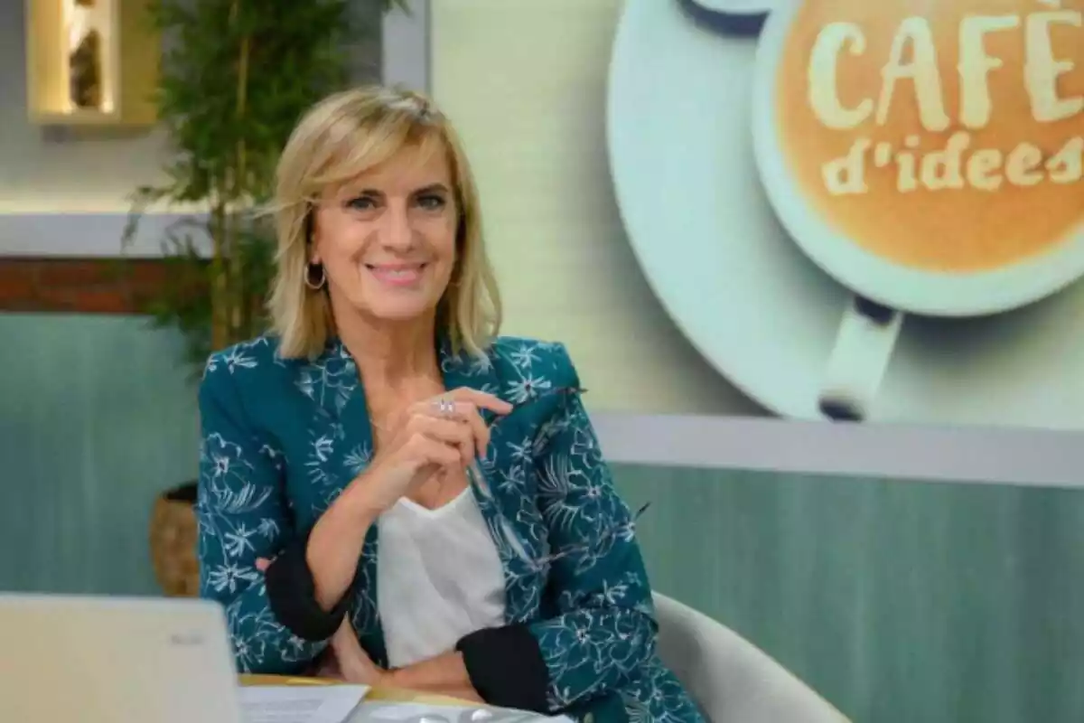 Gemma Nierga sonriendo como presentadora de Café d'idees