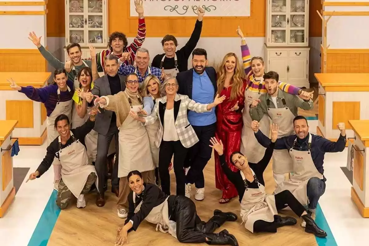 Fotografía grupal de los concursantes y el jurado de Bake Off: Famosos al horno