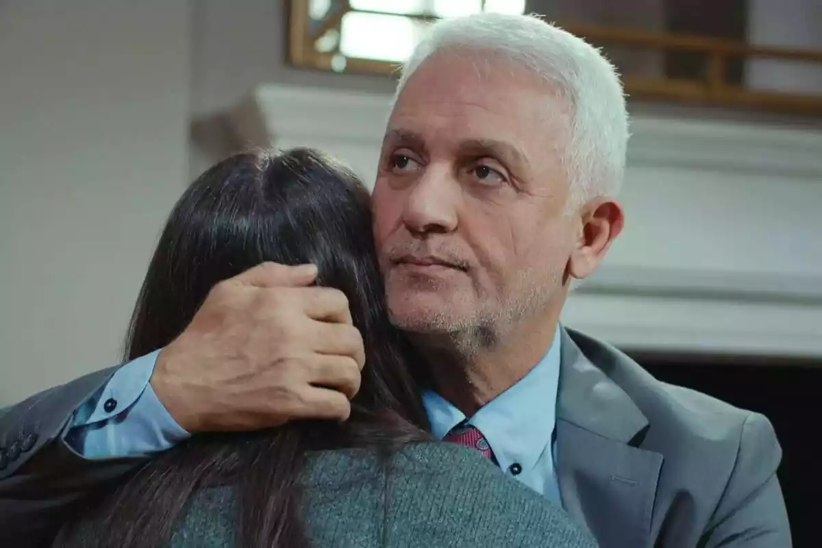 Captura de Halit abrazando a Leyla en Pecado Original de Antena 3