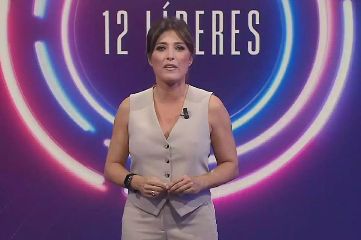 Helena Resano como presentadora de 12 Líderes de ETB2