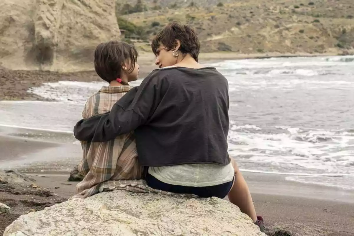 Adriana Ugarte y Cosette Silguero de espaldas como protagonistas de Heridas, serie de Antena 3