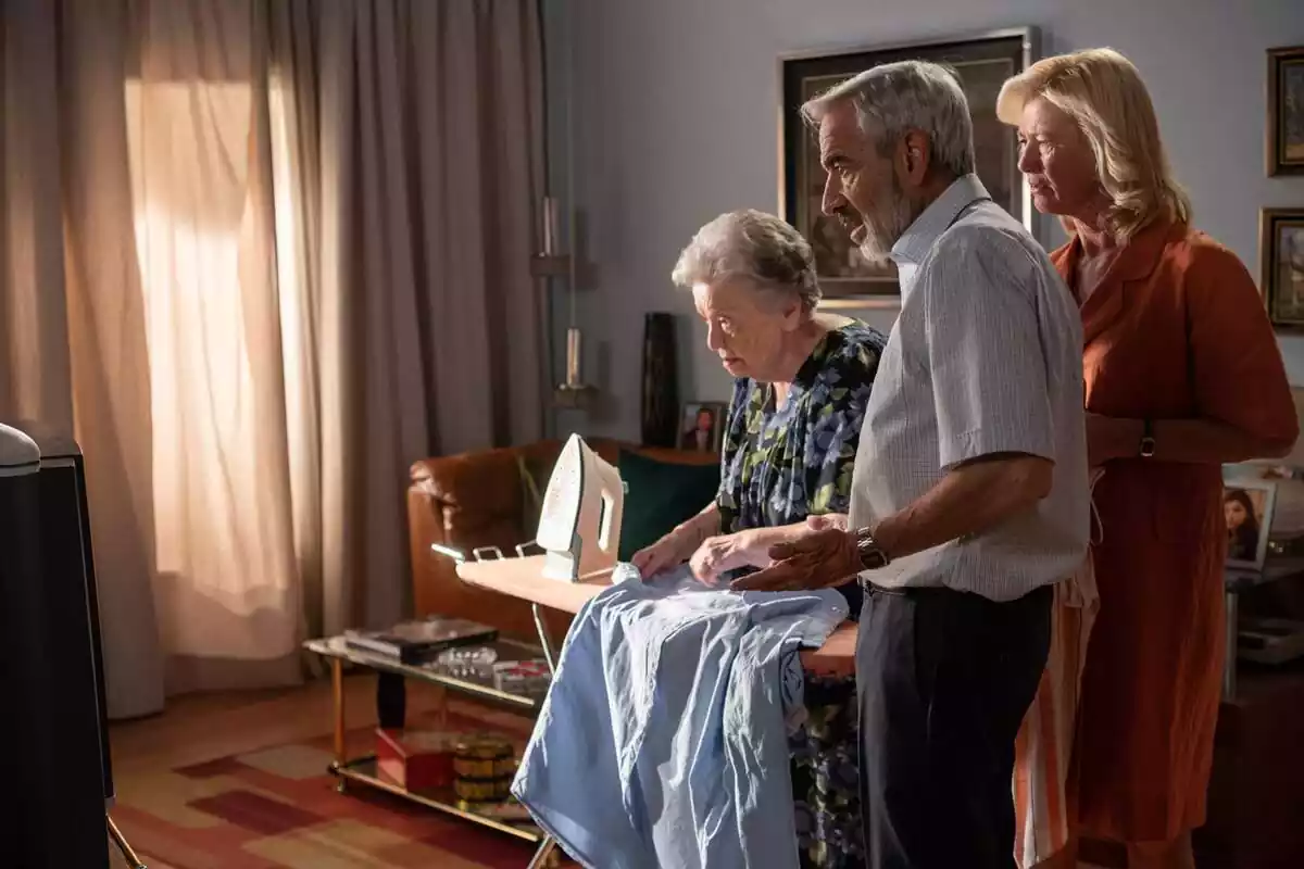 Imanol Arias, Ana Duato y Maria Galiana en el cuarto capítulo de la temporada final de Cuéntame Cómo Pasó en La 1