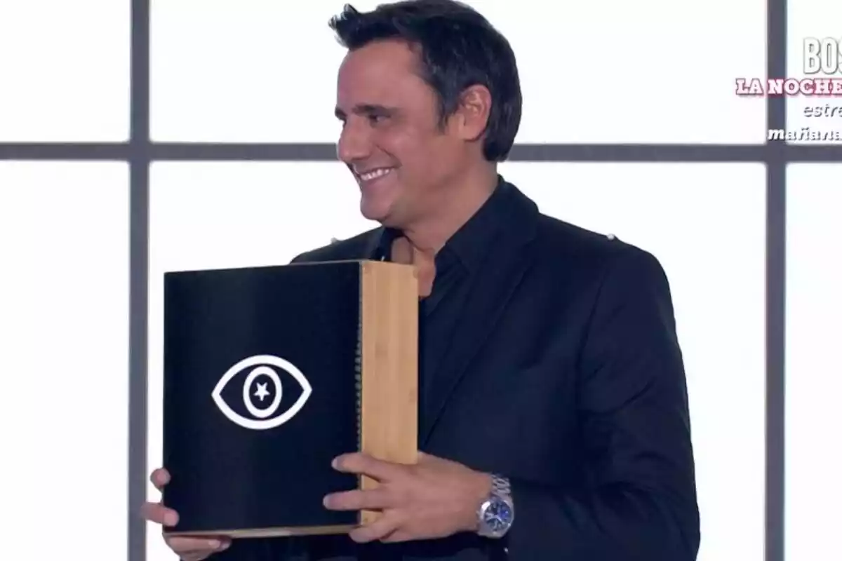 Ion Aramendi con una caja en el octavo debate de GH VIP en Telecinco