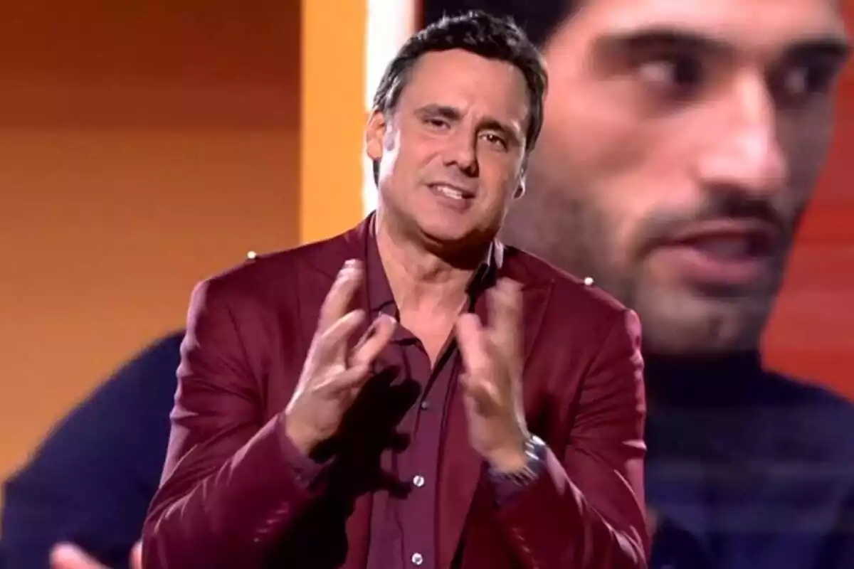 Ion Aramendi presentando 'GH Vip' 2023 con rostro serio en el plató