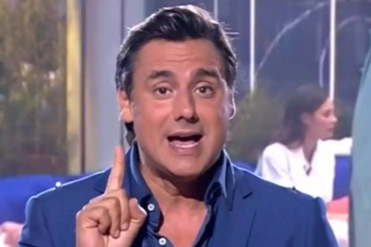 Ion Aramendi presentando el quinto debate de GH VIP en Telecinco