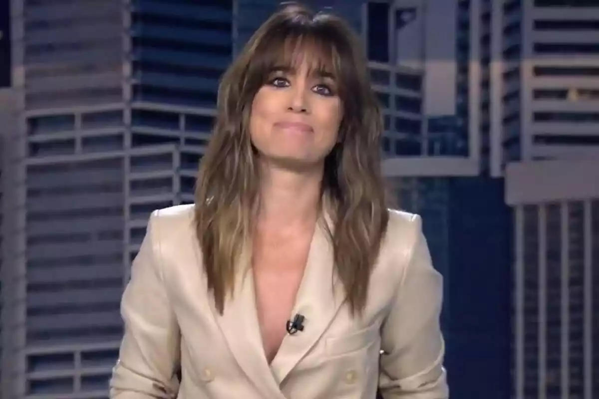 Captura de Isabel Jiménez durante el cierre del plató de Informativos Telecinco