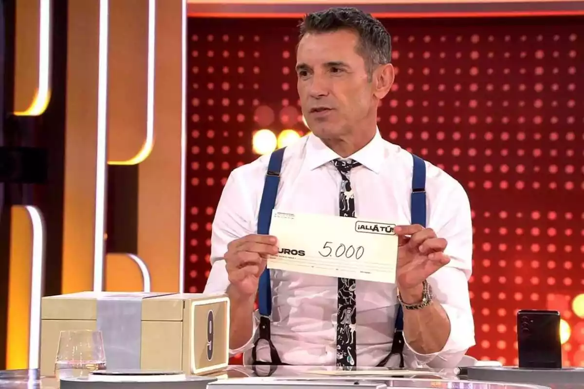 Jesús Vázquez con un cheque en el segundo programa de Allá Tú