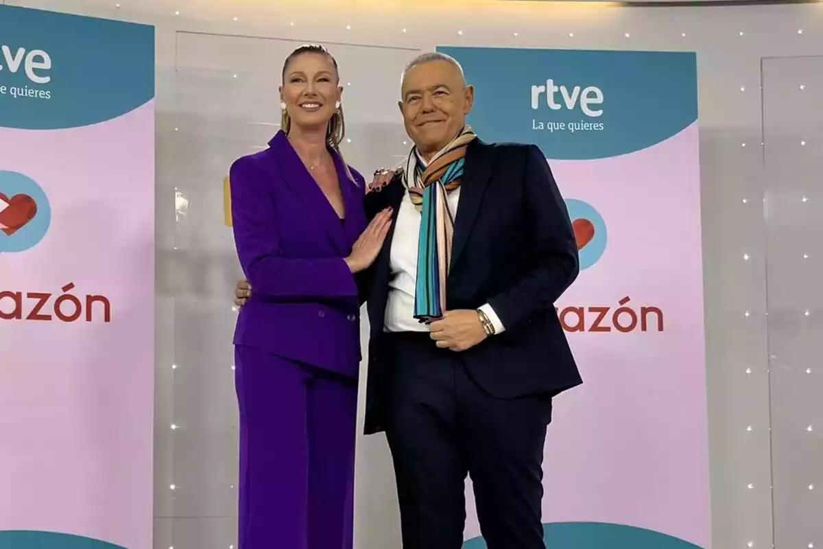 Posado de Jordi González y Anne Igartiburu en la presentación del nuevo Corazón