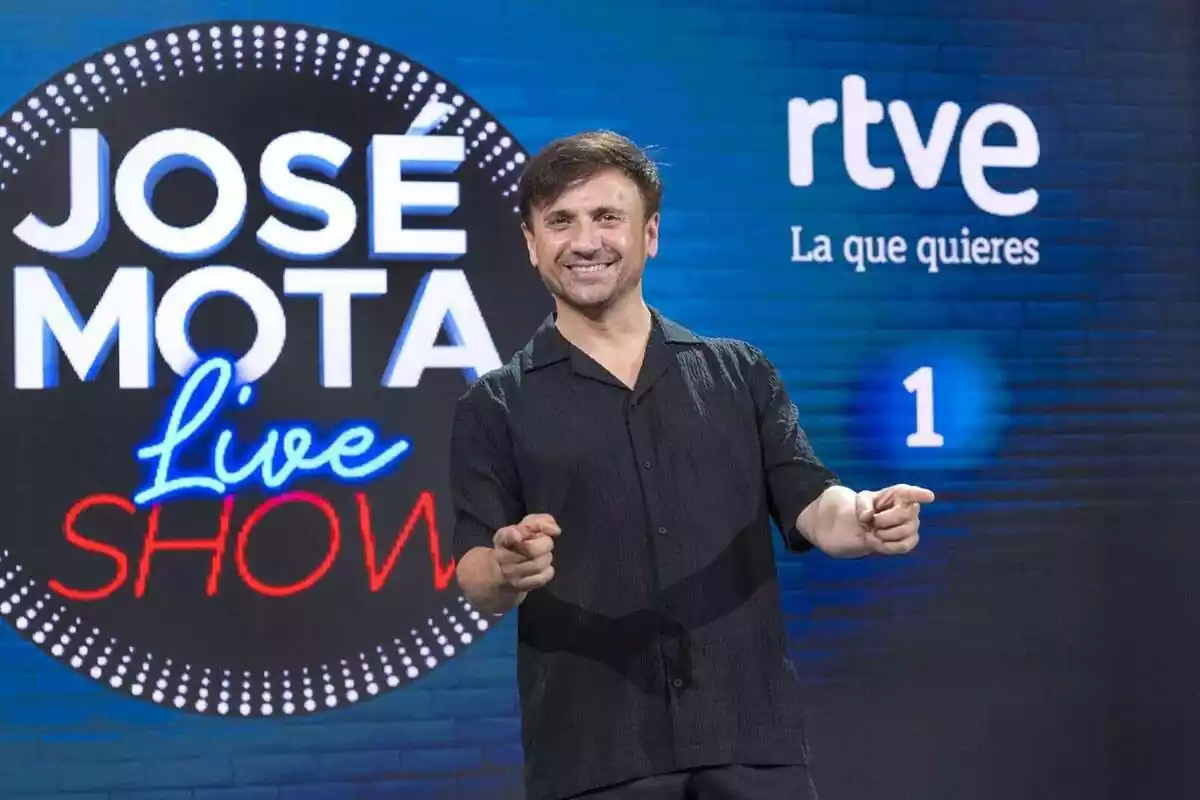 José Mota mirando y señalando a cámara en la presentación de Live Show