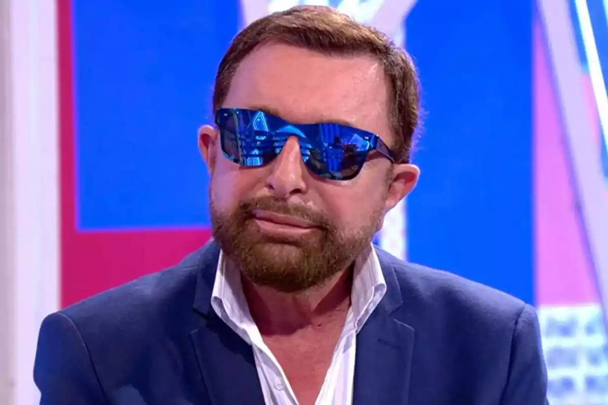 José Manuel Parada en el plató de 'Viernes Deluxe' con rostro serio y unas gafas de sol puestas