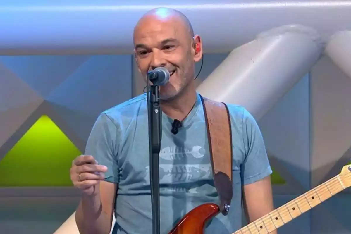 Captura de Jota, el nuevo cantante de La Ruleta de la Suerte de Antena 3