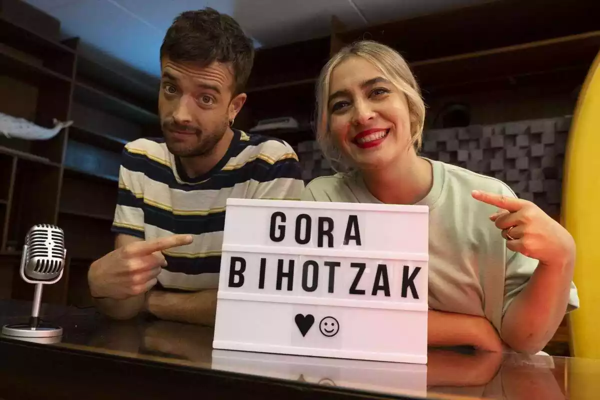 Julen Telleria y Miren Nogales presentadores de Gora Bihotzak