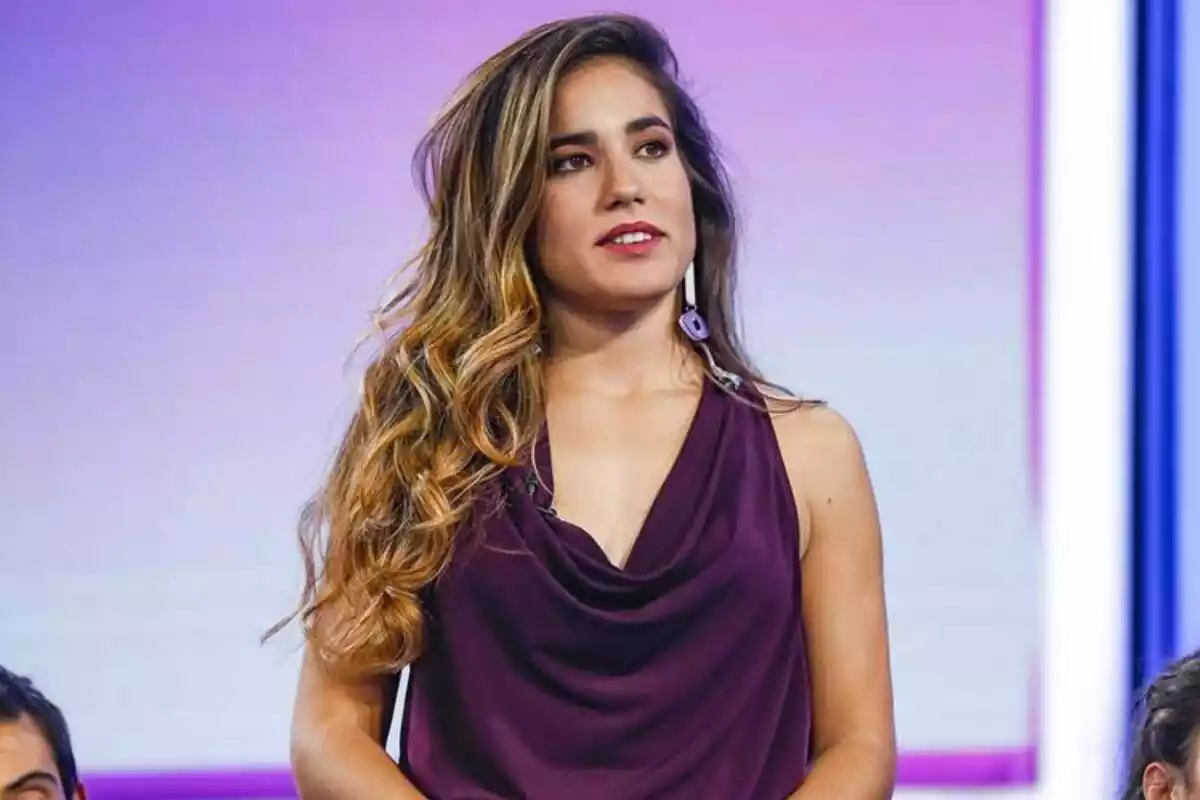Fotografía de Julia Medina de pie con un vestido morado en OT 2018