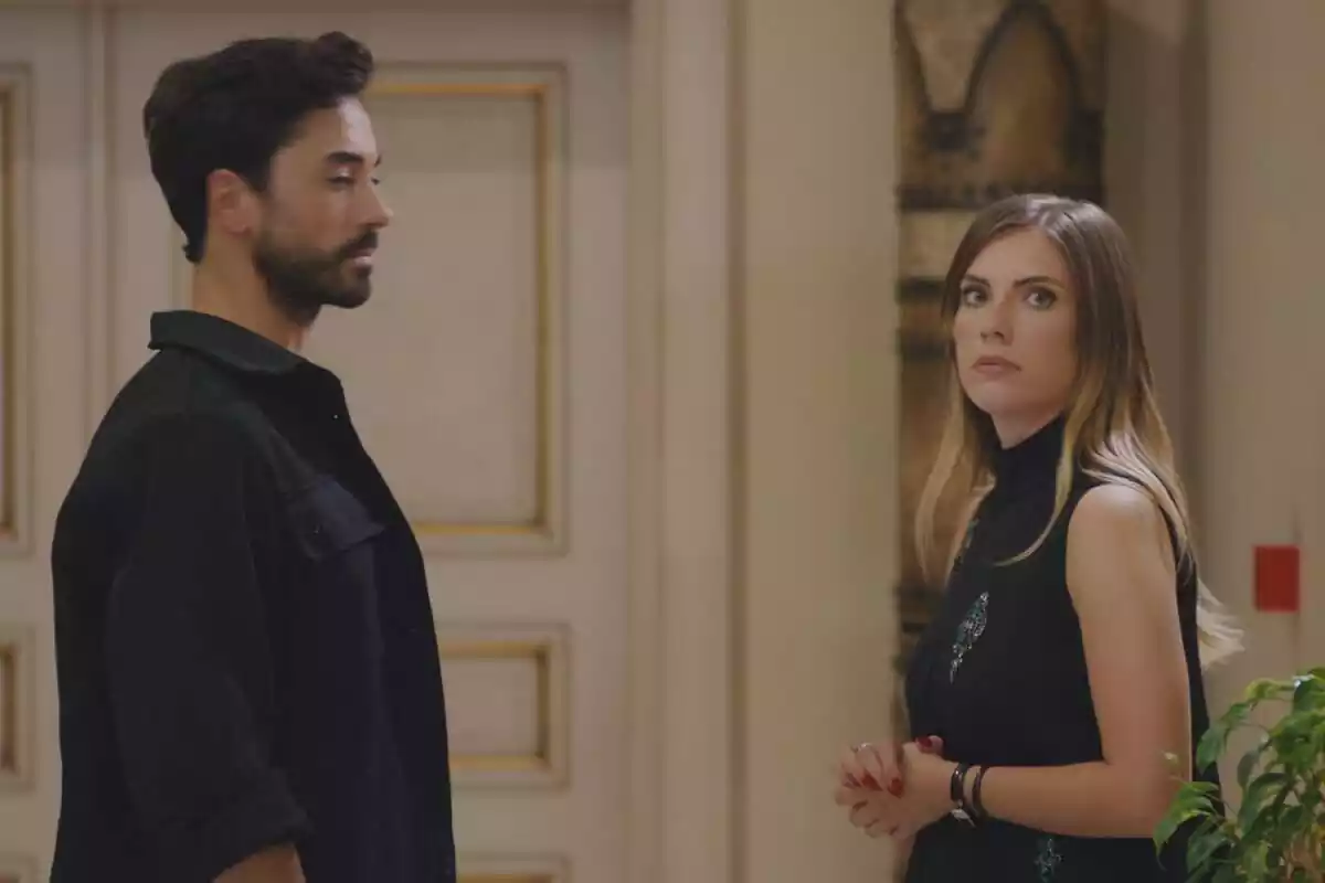 Captura de pantalla de la serie 'Pecado Original' donde aparecen Kerim y Yildiz con rostro serio