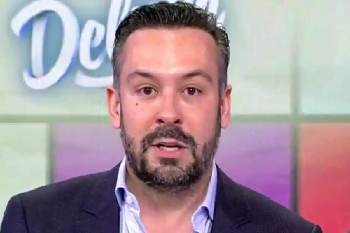 Primer plano de Kike Calleja con el rostro preocupado