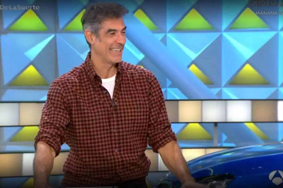 Captura de 'La Ruleta de la Suerte' con Jorge Fernández riendo con una camisa de cuadros el 28 de noviembre de 2023