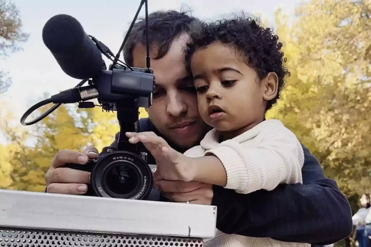 Fèlix Colomer, director de Las vidas de Fèlix de HBO Max, con su hijo