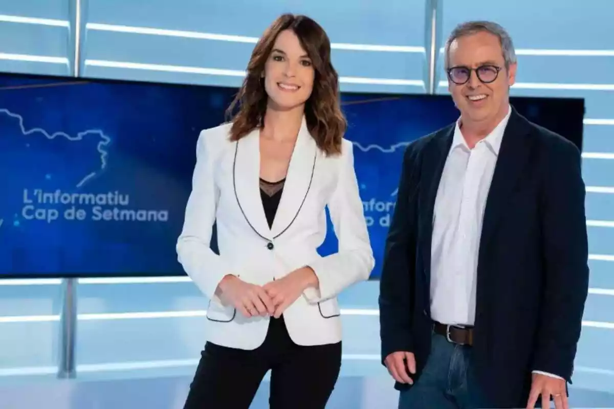 Fotografía de Laura Mesa y Albert Font como presentadores de l'informatiu cap de setmana de RTVE