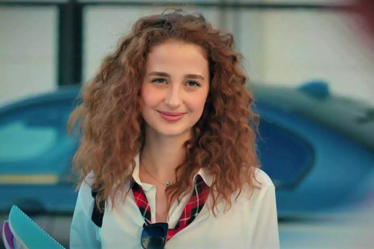 La actriz turca Nazlı Çetin interpretando a Leyla en Hermanos