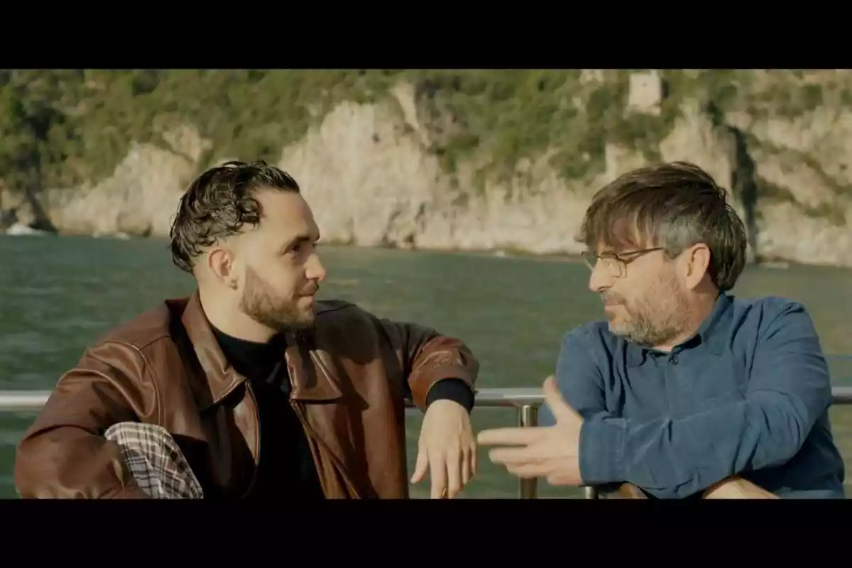 Fotografía de Jordi Évole con C. Tangana en un barco en el mar en el estreno de temporada de Lo de Évole en laSexta
