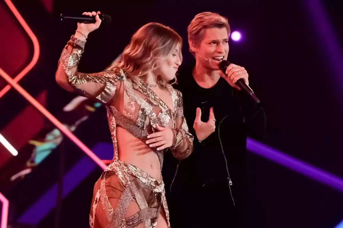 Fotografía de Lucía Gil y Carlos Baute en la semifinal de Dúos Increíbles