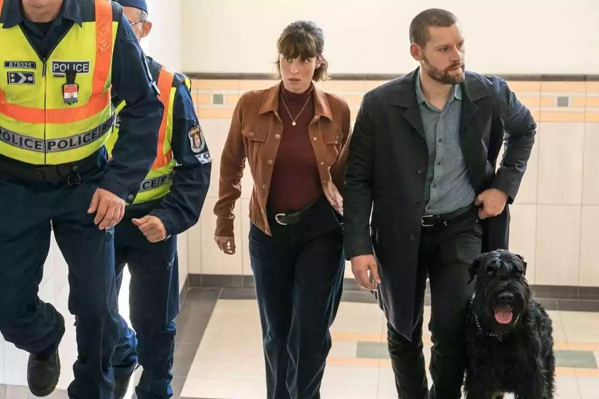 Luke Kleintank y Heida Reed subiendo unas escaleras en FBI: Internacional de Energy