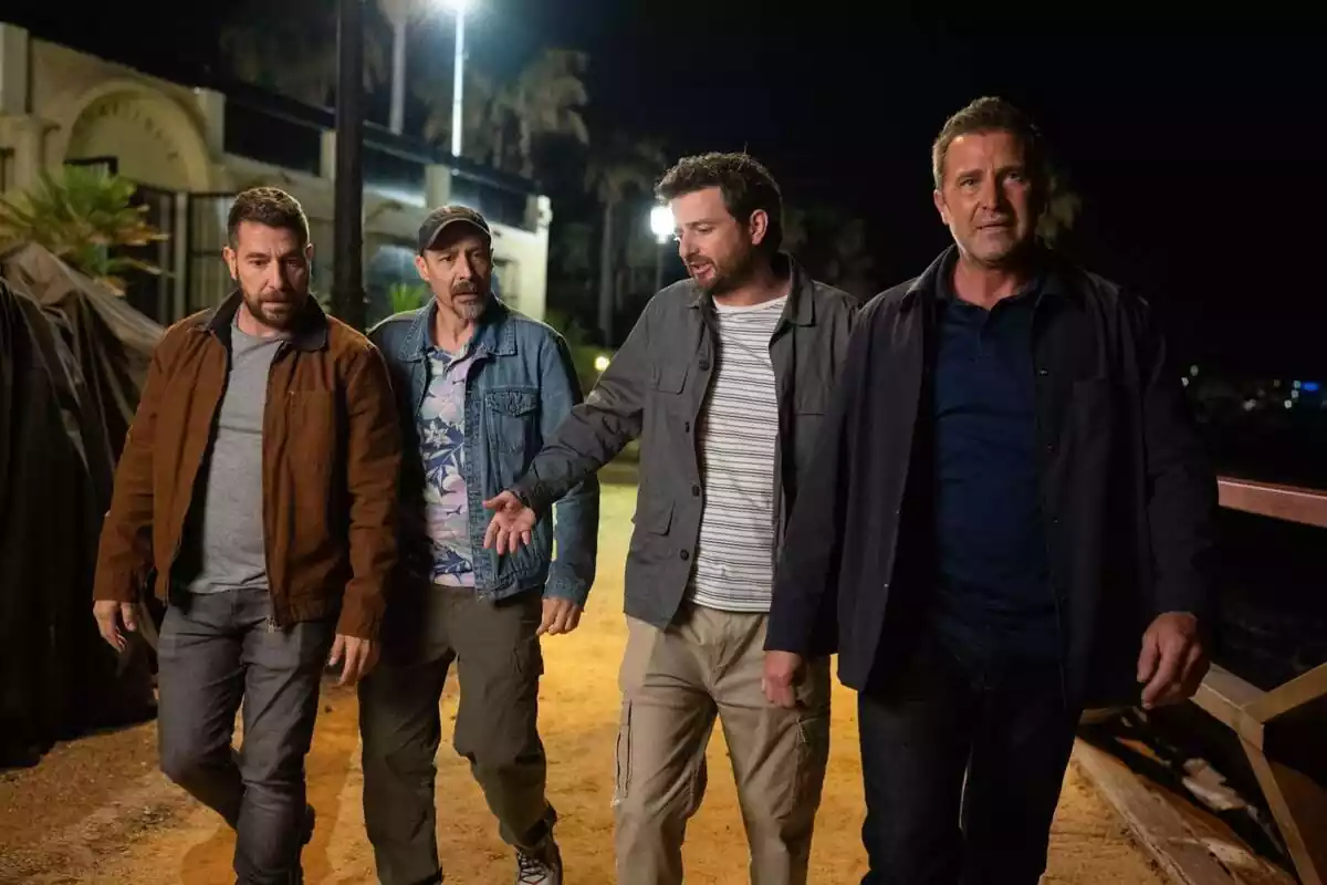 Fotografía de Fernando Gil, Raúl Tejón, Gorka Otxoa y Fele Martínez en la segunda temporada de Machos Alfa de Netflix