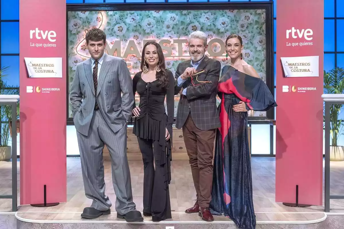 Fotografía del jurado de Maestros de la Costura: Raquel Sánchez Silva, Lorenzo Caprile, María Escoté y Alejandro G. Palomo