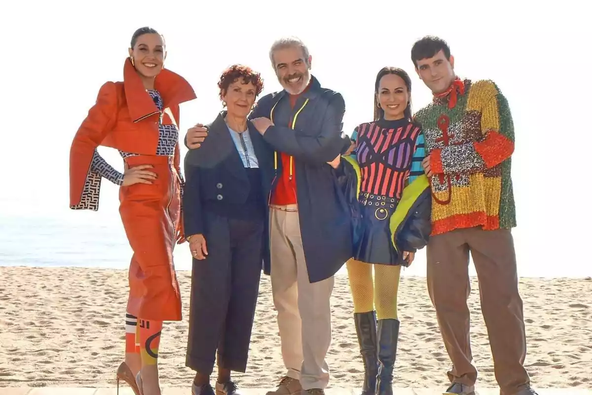 Fotografía de Maestros de la Costura con Raquel Sánchez Silva, Lorenzo Caprile, María Escoté y Alejandro Gómez Palomo con una playa de fondo