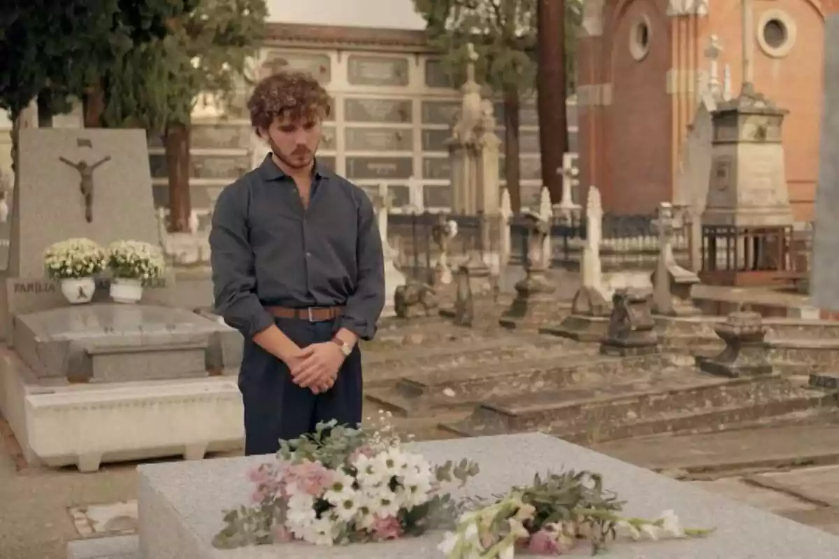 Captura de Manolín, interpretado por Álvaro de Juana, en un cementerio en Amar es para siempre