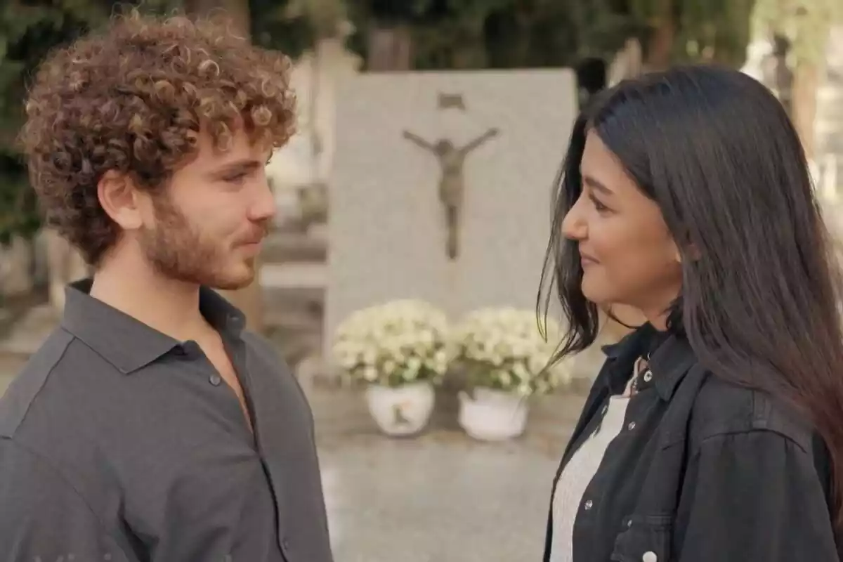 Captura de Manolín (Álvaro de Juana) y Marisol (Ángela Arellano) cara a cara en un cementerio en Amar es para siempre