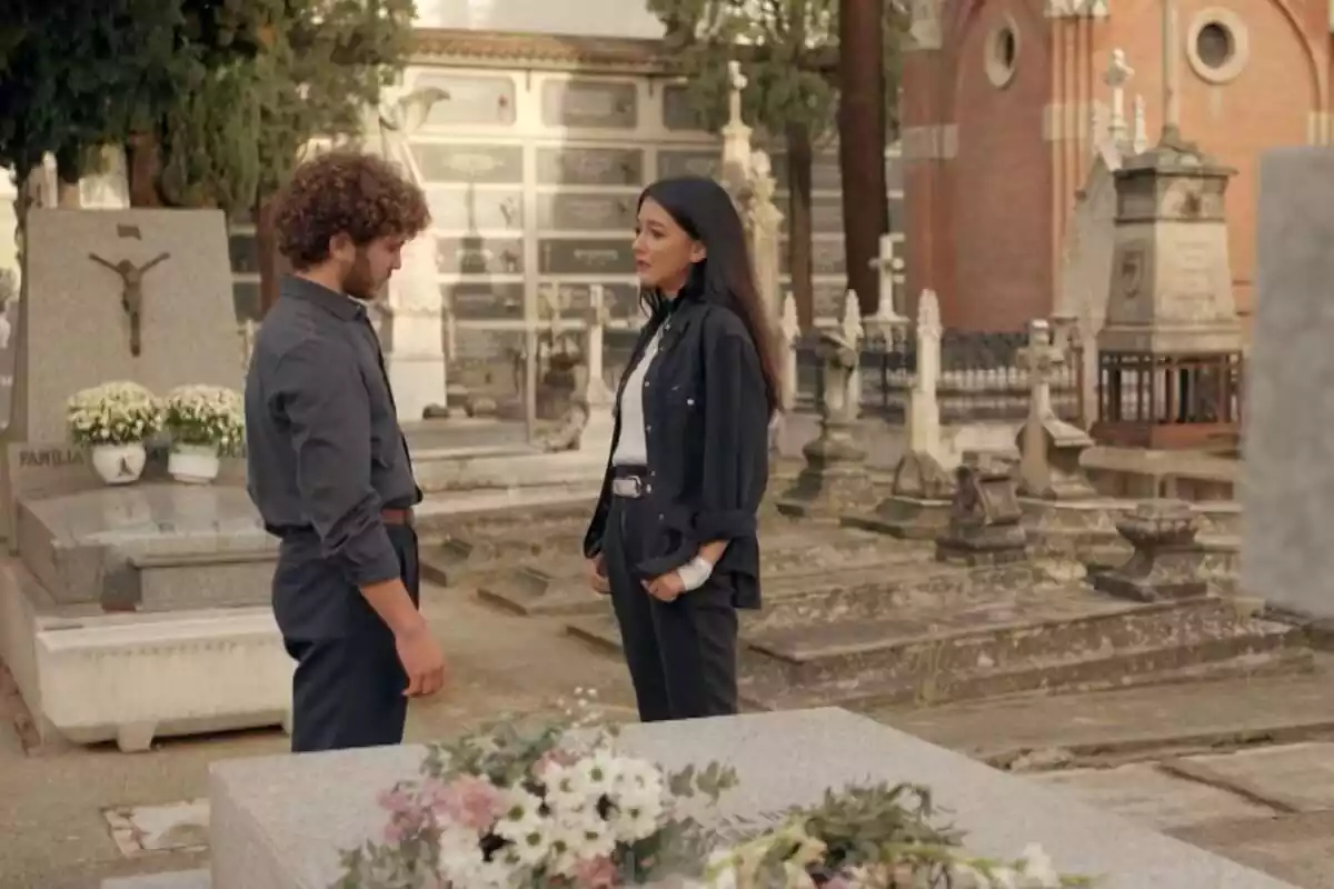 Captura de Manolín (Álvaro de Juana) y Marisol (Ángela Arellano) en un cementerio en Amar es para siempre
