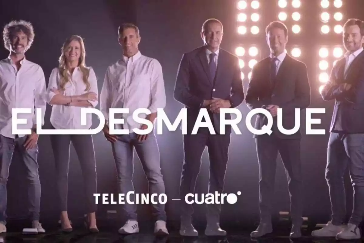 Posado de Manu Carreño, Ricardo Reyes, Luis García, Matías Prats Chacón, Joseba Larrañaga y Lucía Taboada, presentadores de El Desmarque de Mediaset