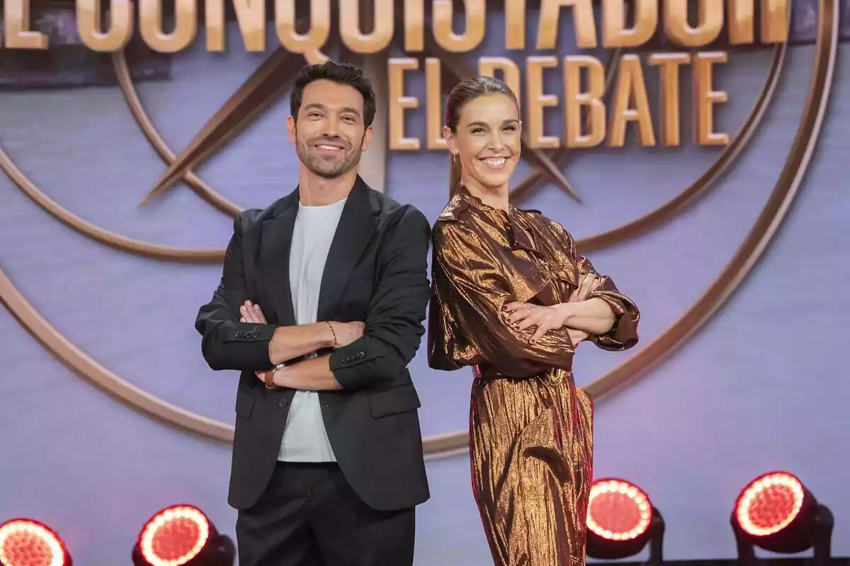 Posado de Marc Calderó y Raquel Sánchez Silva como presentadores del debate de El Conquistador en La 1