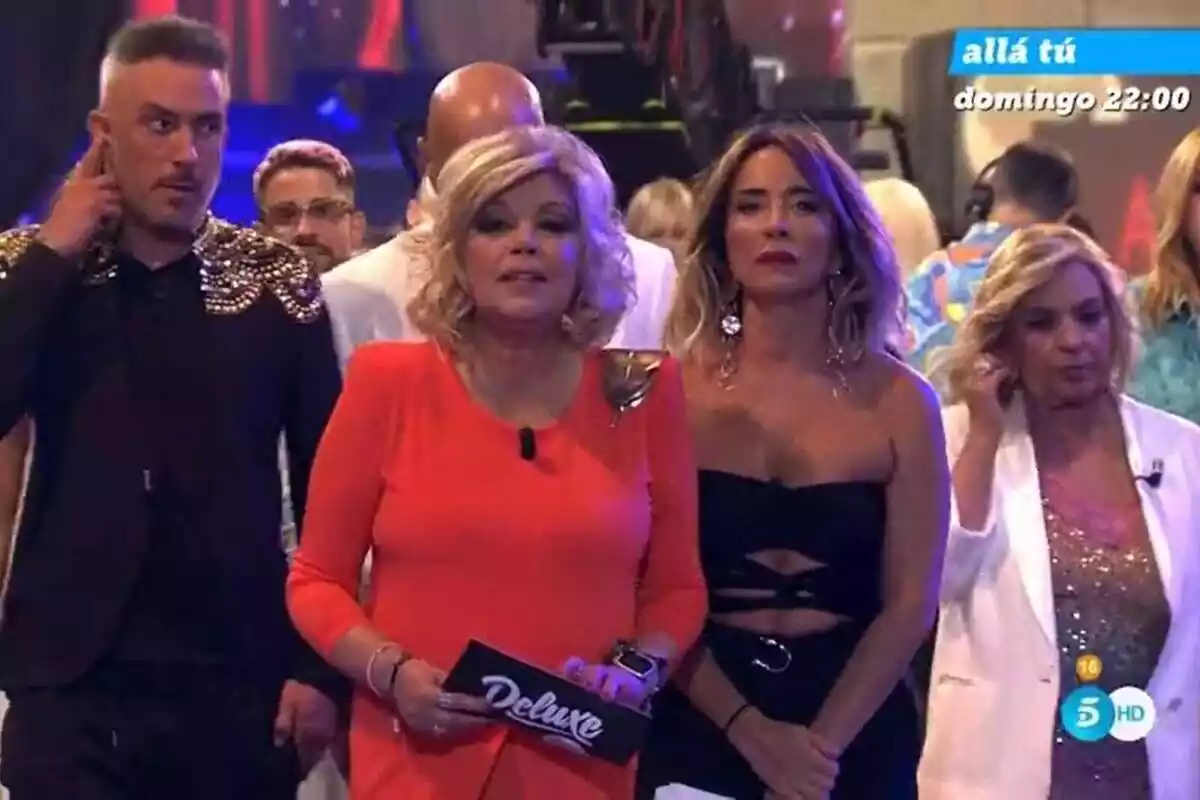 María Patiño y Terelu Campos en el final del Deluxe junto a Kiko Hernández y Carmen Borrego