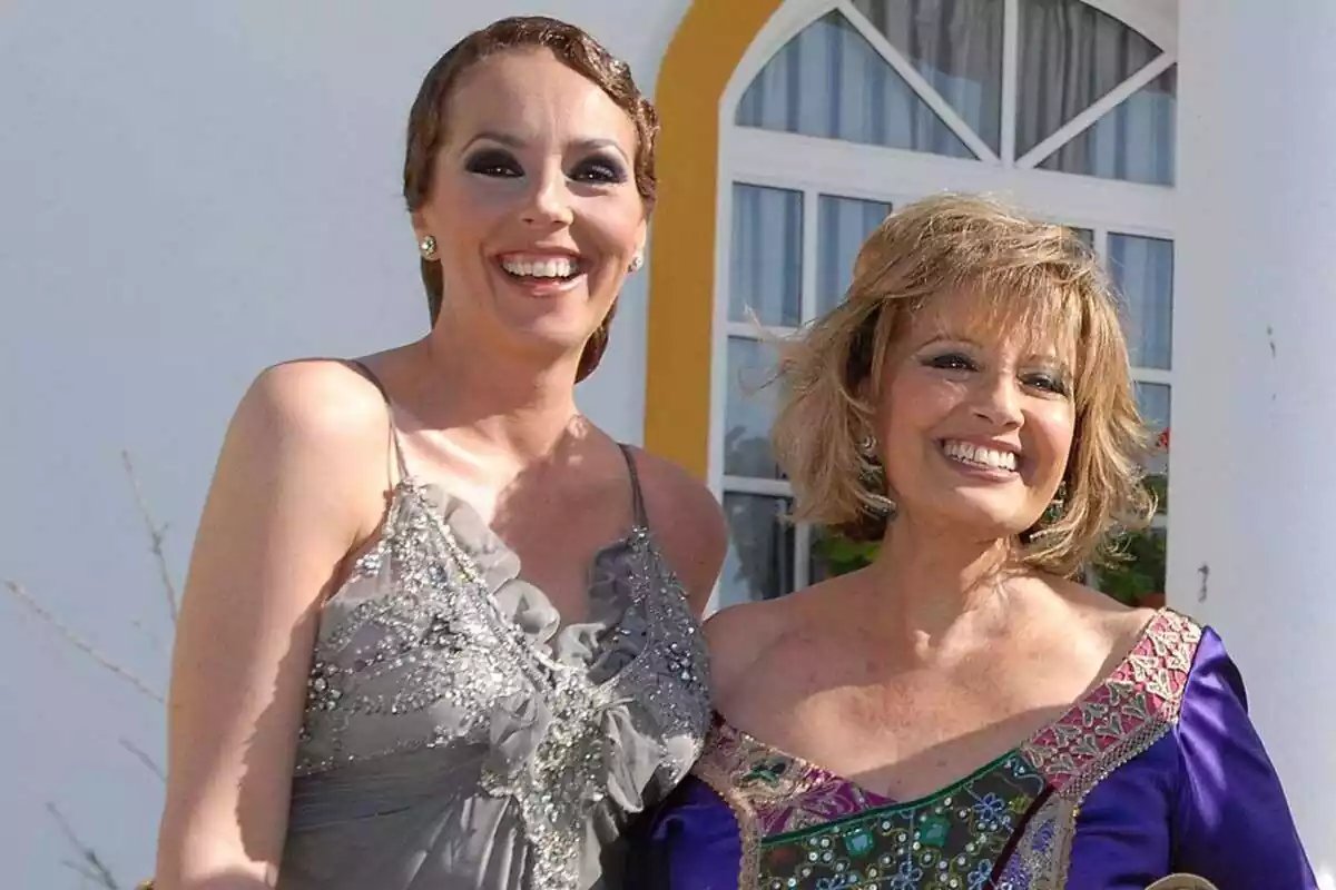 María Teresa Campos junto a Rocío Carrasco sonriendo