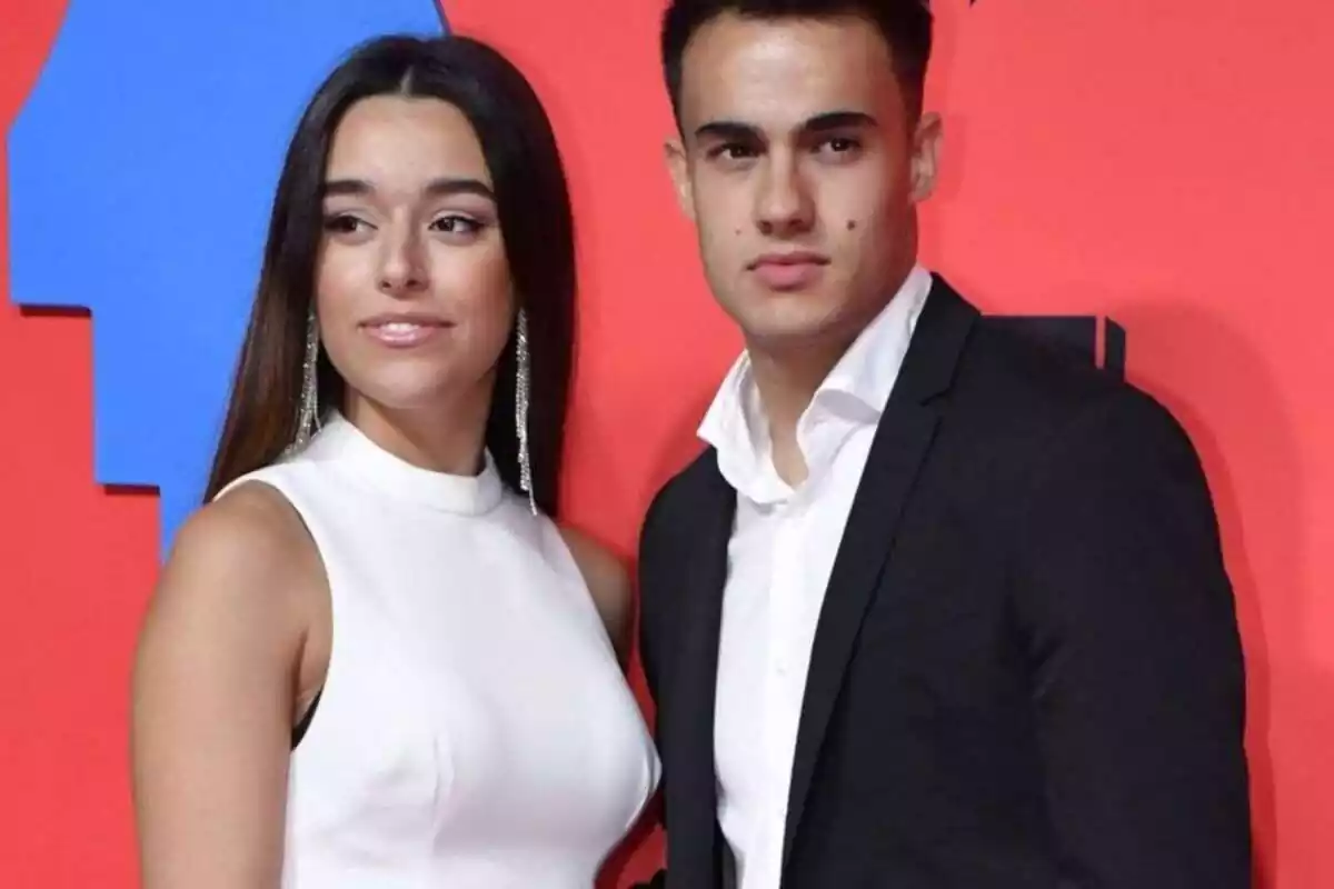 Marta Díaz junto a Sergio Reguilón en un photocall