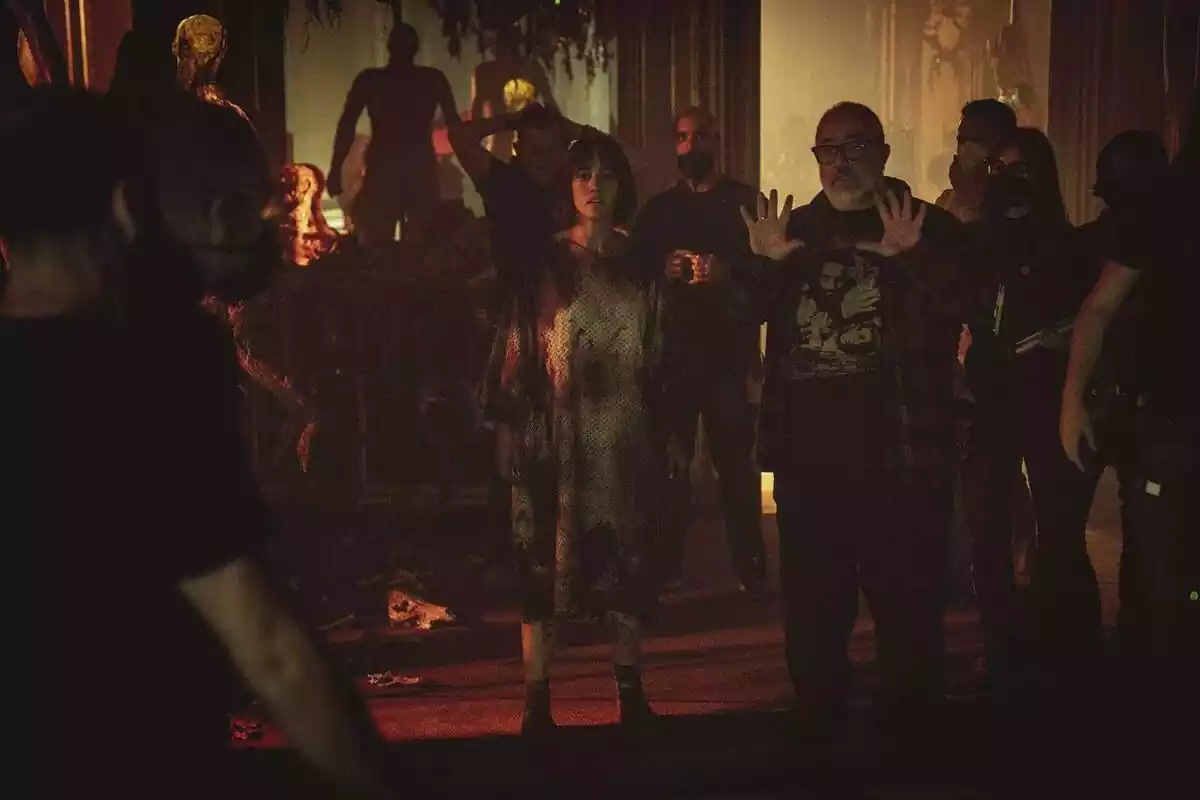 Megan Montaner junto a Álex de la Iglesia en el rodaje de 30 Monedas, serie de HBO Max