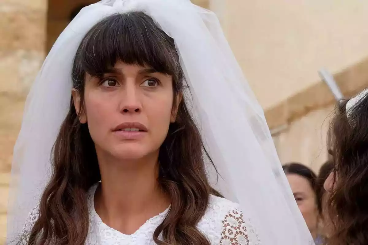 Fotografía de Megan Montaner vestida de novia en Entre Tierras de Antena 3