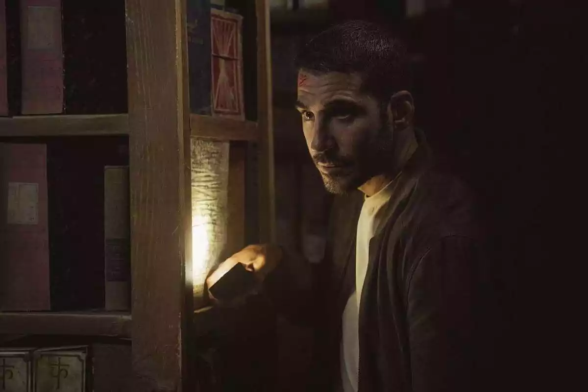 Miguel Ángel Silvestre con una linterna en 30 Monedas, serie de HBO Max