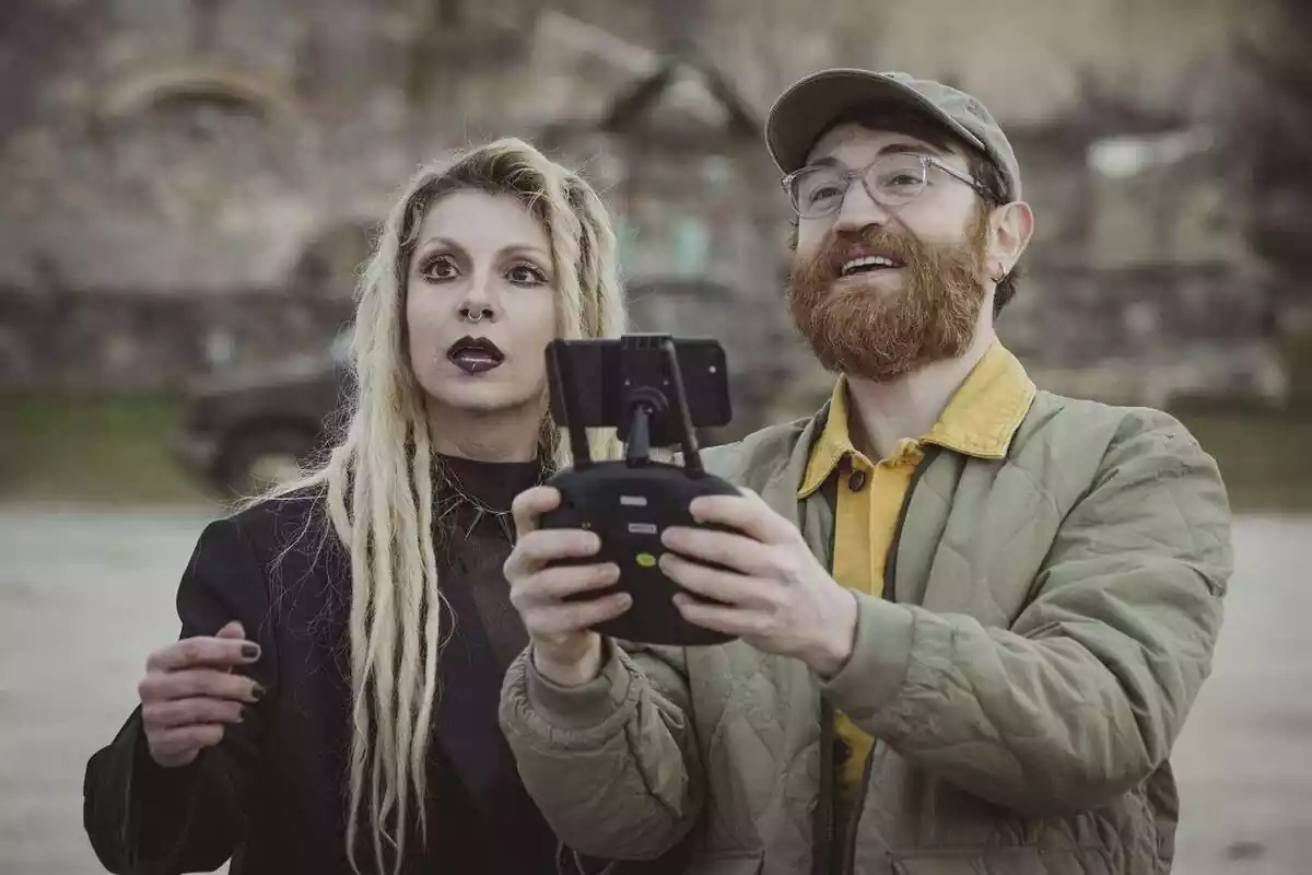 Najwa Nimri y Manuel Burqué con un dron en 30 Monedas, serie de HBO Max