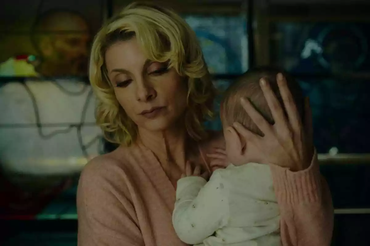 Najwa Nimri con un bebé en la primera temporada de Sagrada Familia en Netflix