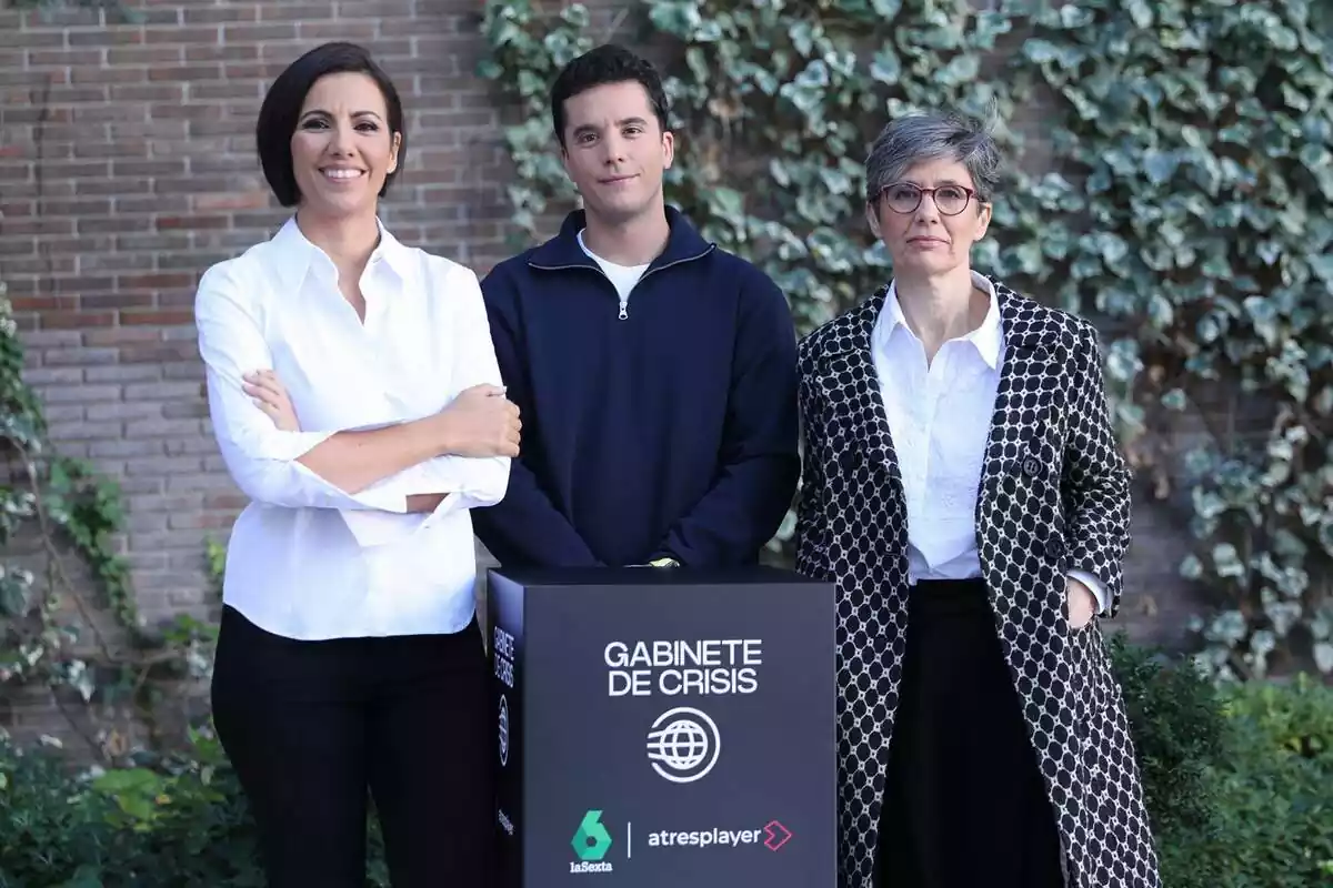 Posado de Ana Pastor, Emilio Doménech (Nanísimo) y Luz Aldama en la presentación de Gabinete de Crisis de laSexta