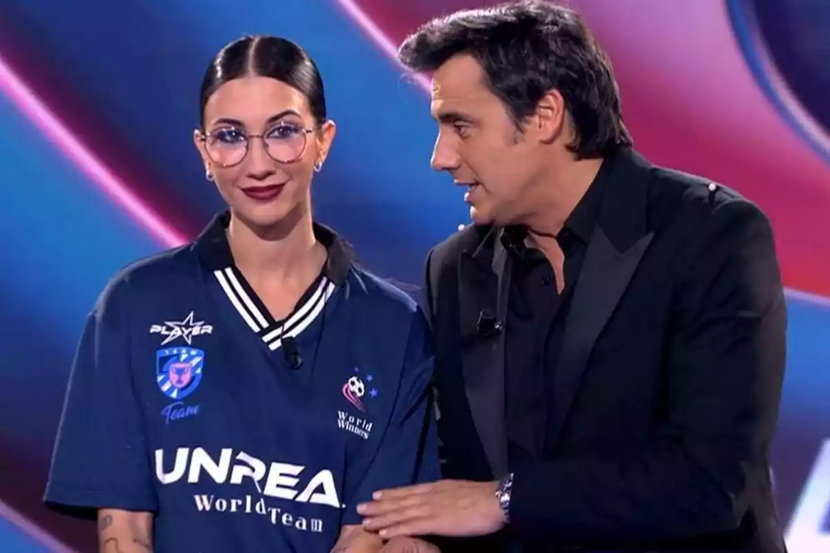 Captura de Naomi Asensi con Ion Aramendi en el debate final de GH VIP